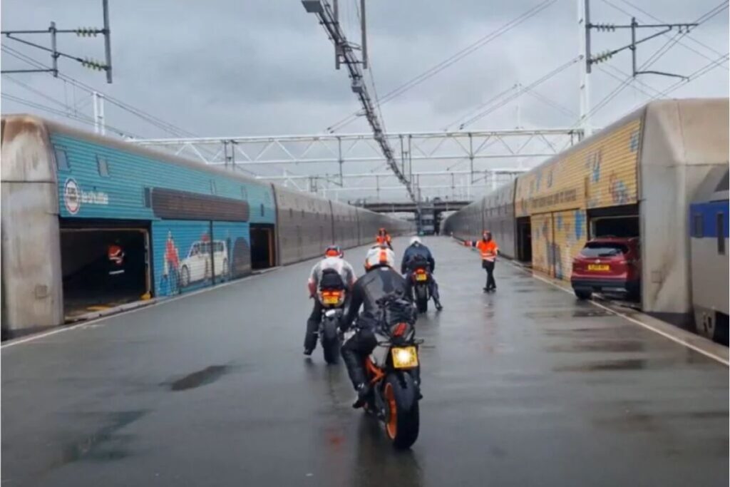 Entra en el túnel del canal con la moto.