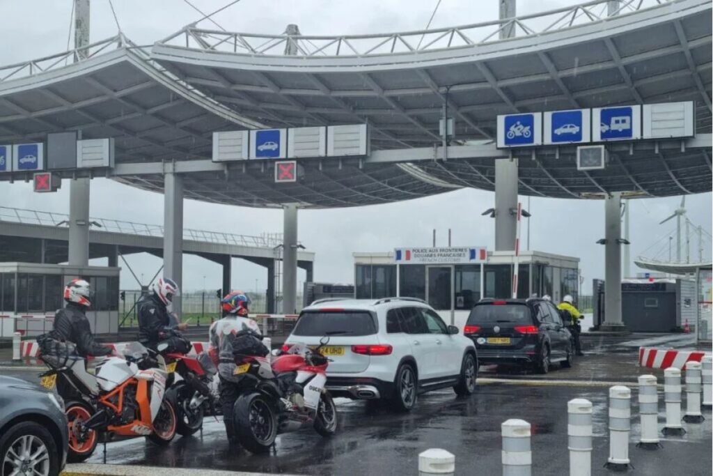 en moto a través del check-in del Eurotúnel